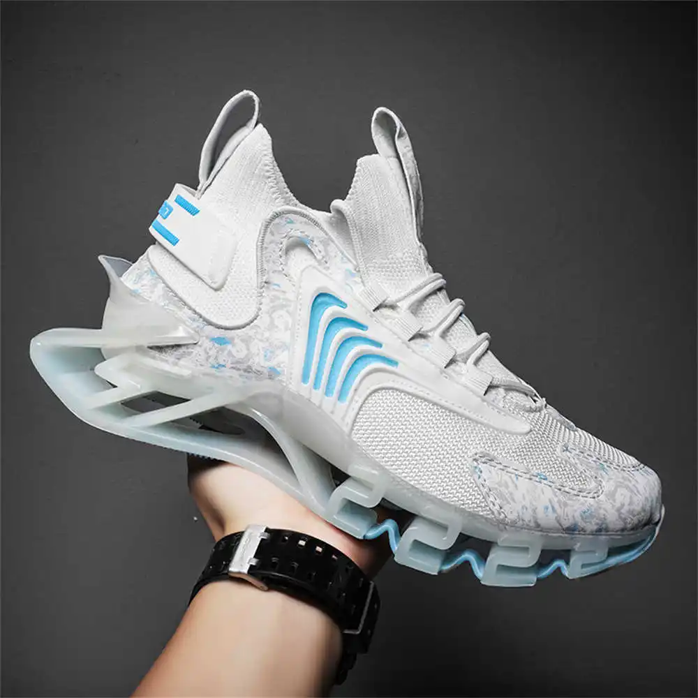 Kids Outdoor Lounge Set - Blaue Slipon-lange rosa Stiefel, hellgrüne Sneakers,